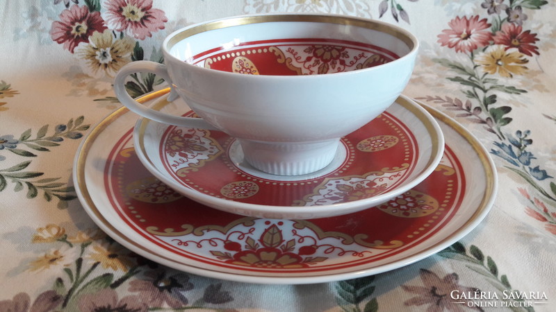Piros teás csésze tányérral, porcelán reggeliző szett (L2454)