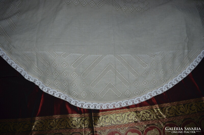 Large oval linen tablecloth with a woven pattern in the material ( dbz iv )