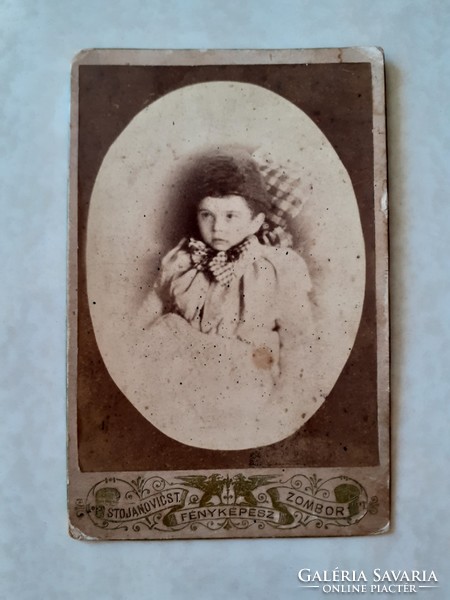 Régi gyerekfotó kisfiú fénykép Stojanovics T. fotográfus Zombor műtermi kartonfotó