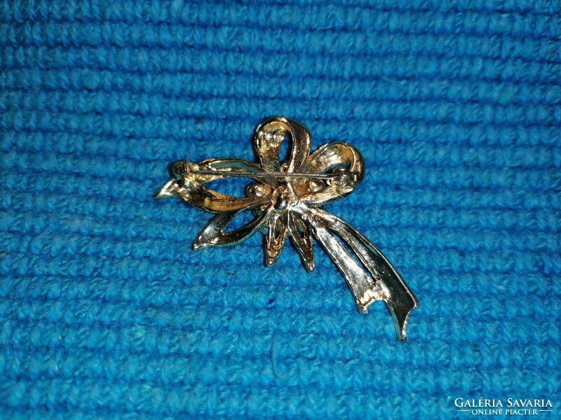 Gold colored brooch (318)