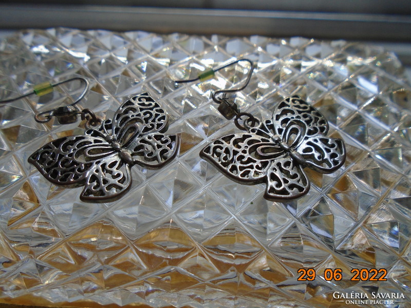 Silver-plated butterfly earrings with a dark green claw stone