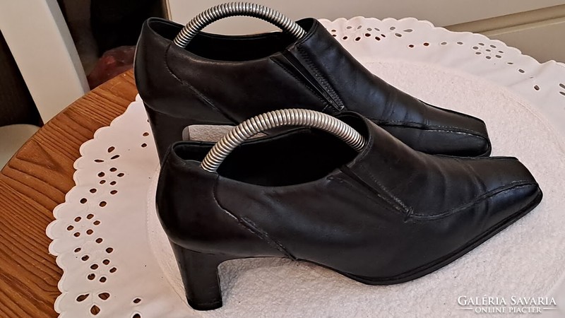 Black, women's, leather shoes for autumn/winter in size 37