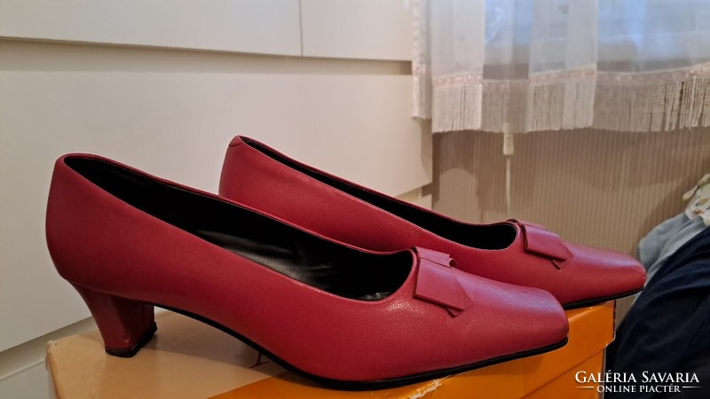 Wonderful, red, leather, Italian, bow shoes in size 37