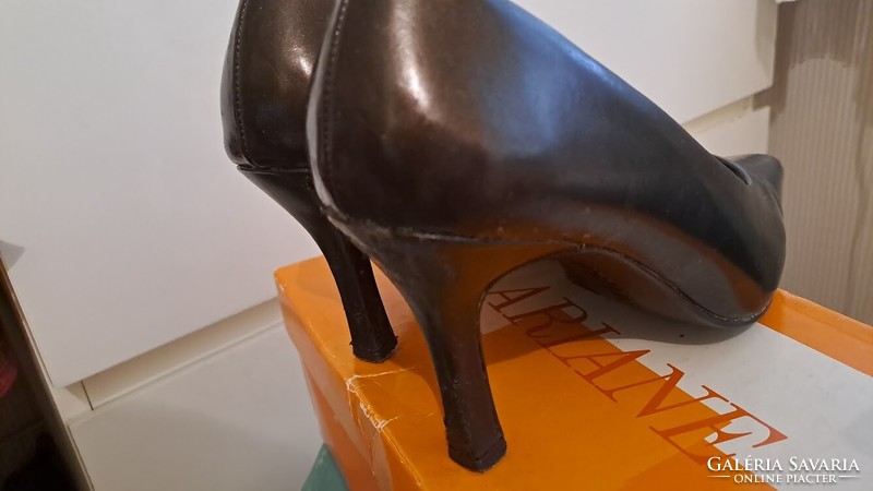 Pretty, golden-brown, high-heeled shoe, in its own box, size 37