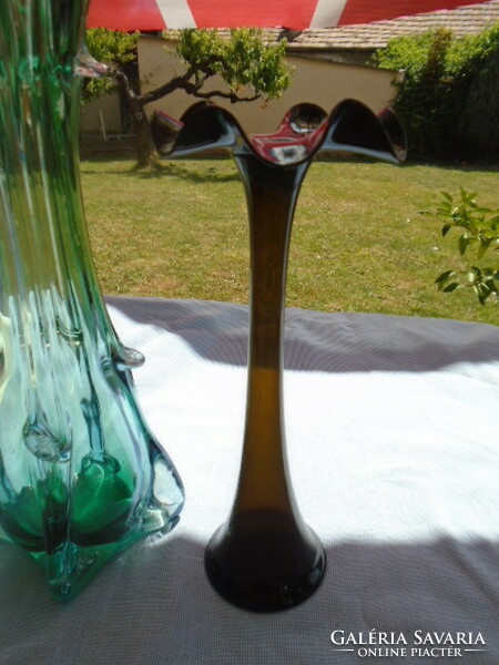Kosta Boda svéd kézműves üveg váza, jelzett. finoman kidolgozott fújt váza különleges s szürke színű