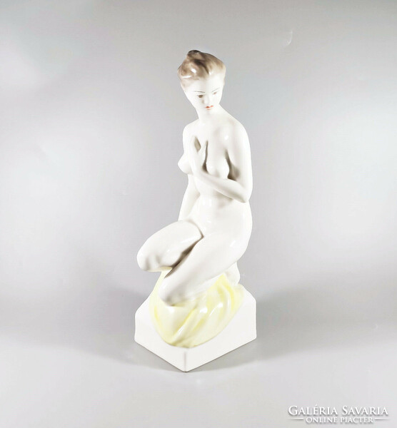 HOLLÓHÁZA, TÉRDELŐ MEZTELEN HÖLGY KÉZZEL FESTETT PORCELÁN FIGURA, HIBÁTLAN! (A007)