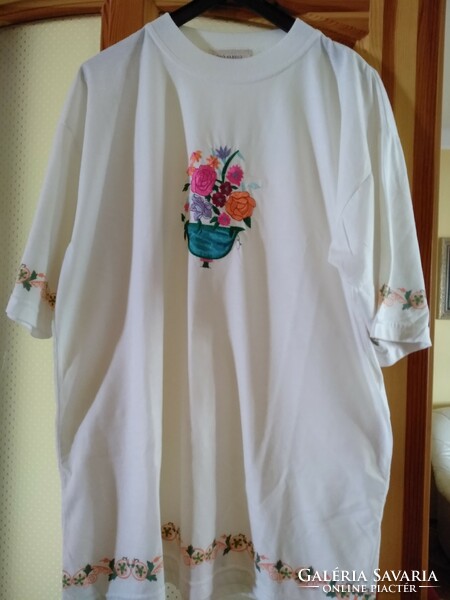 Women's embroidered T-shirt size 44-46