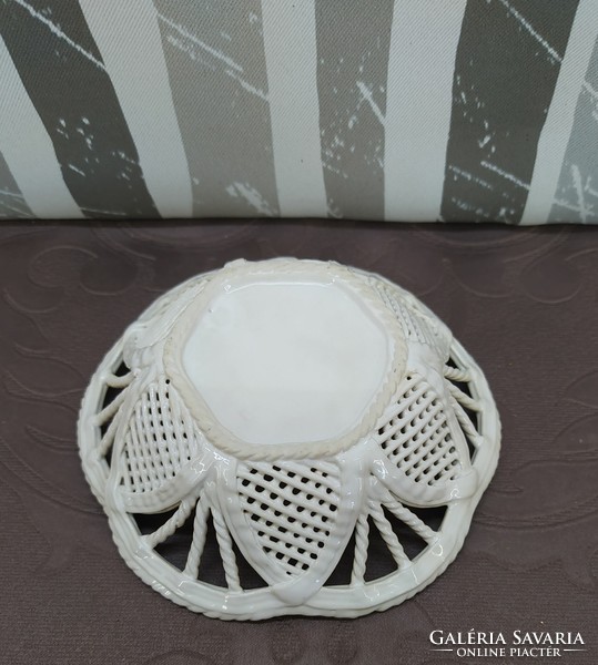 Porcelain ring holder basket with pierced pattern