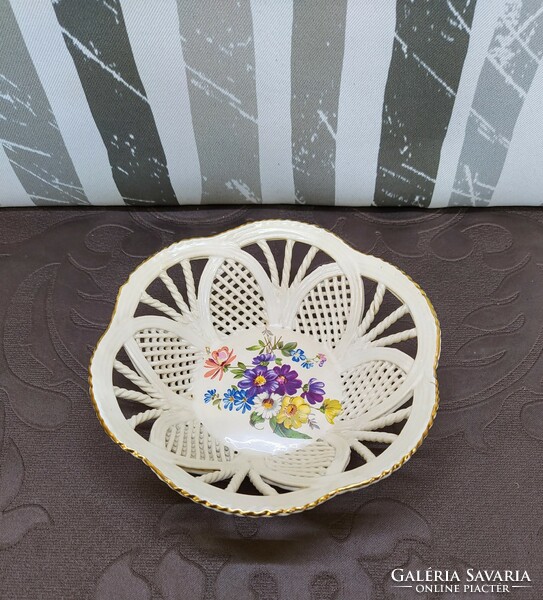 Porcelain ring holder basket with pierced pattern