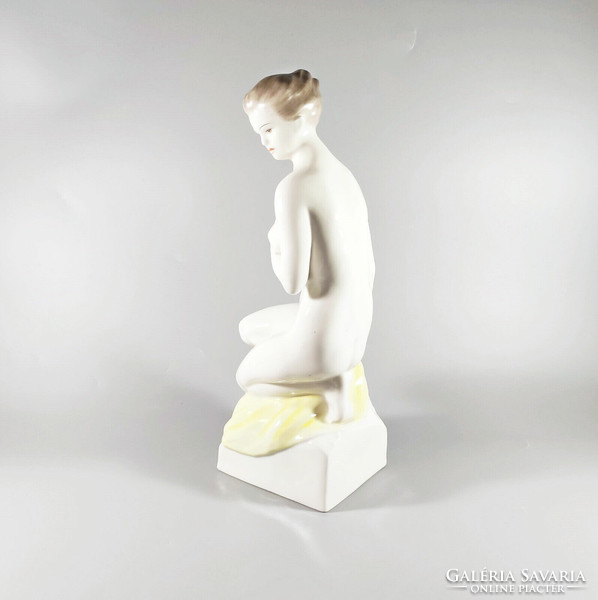 HOLLÓHÁZA, TÉRDELŐ MEZTELEN HÖLGY KÉZZEL FESTETT PORCELÁN FIGURA, HIBÁTLAN! (A007)