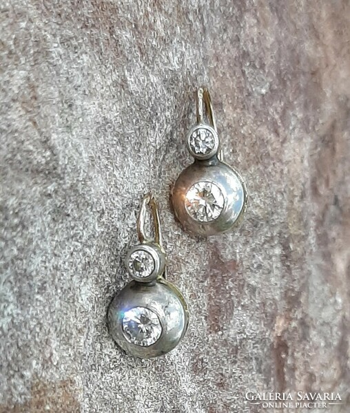 Old buthon earrings with brill-cut diamond stones!