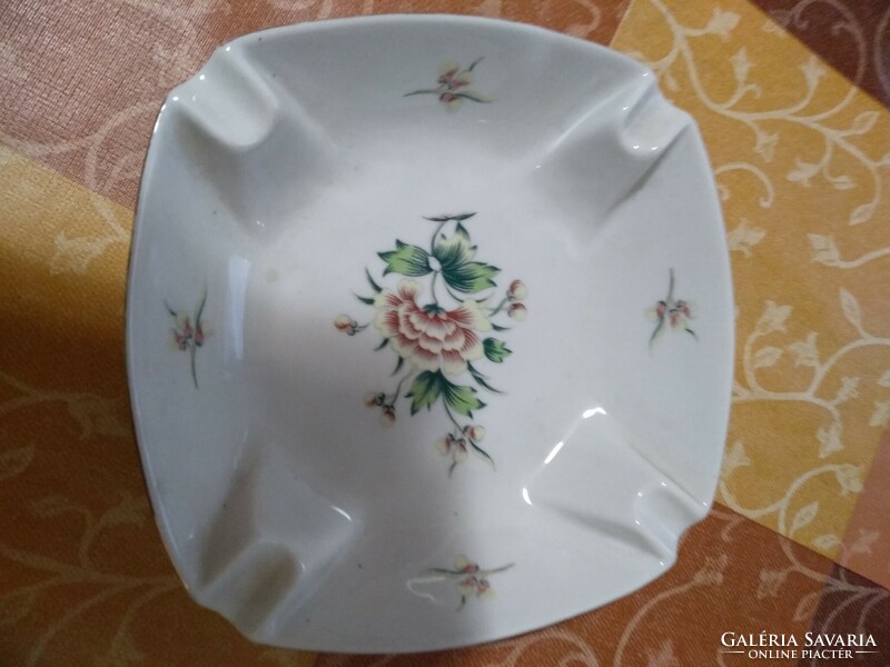 Porcelain ashtray, Hólloház