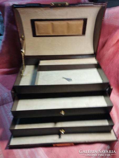 Treasure chest, lockable jewelry box with drawers