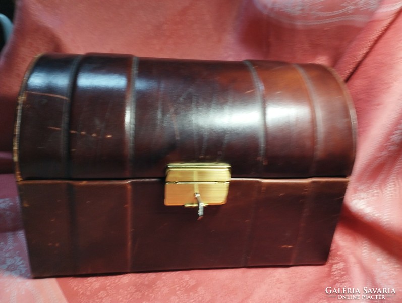 Treasure chest, lockable jewelry box with drawers