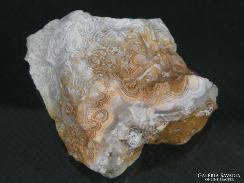 Lace agate: an agate mineral made up of multi-colored thin bands. 19 grams