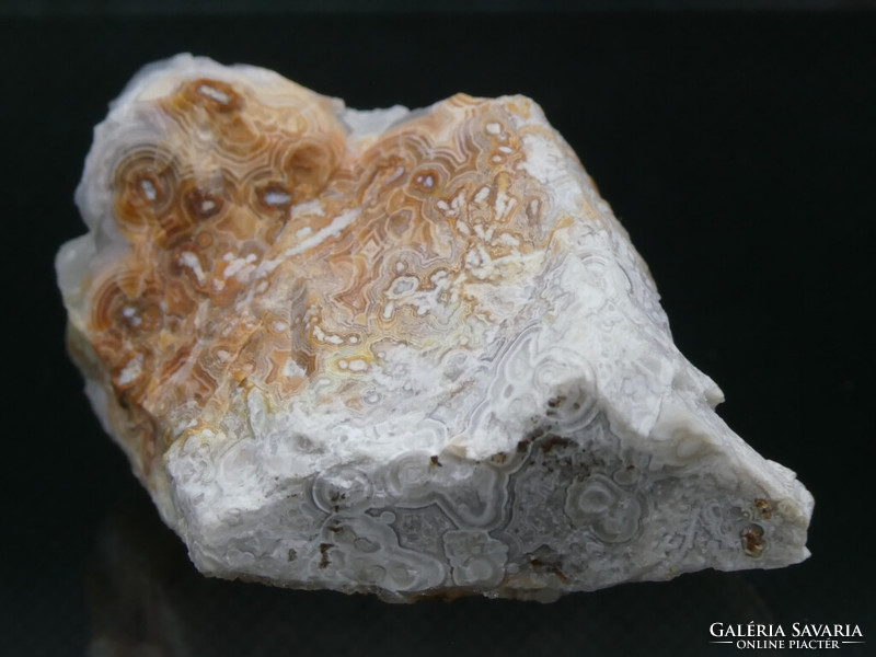 Lace agate: an agate mineral made up of multi-colored thin bands. 19 grams