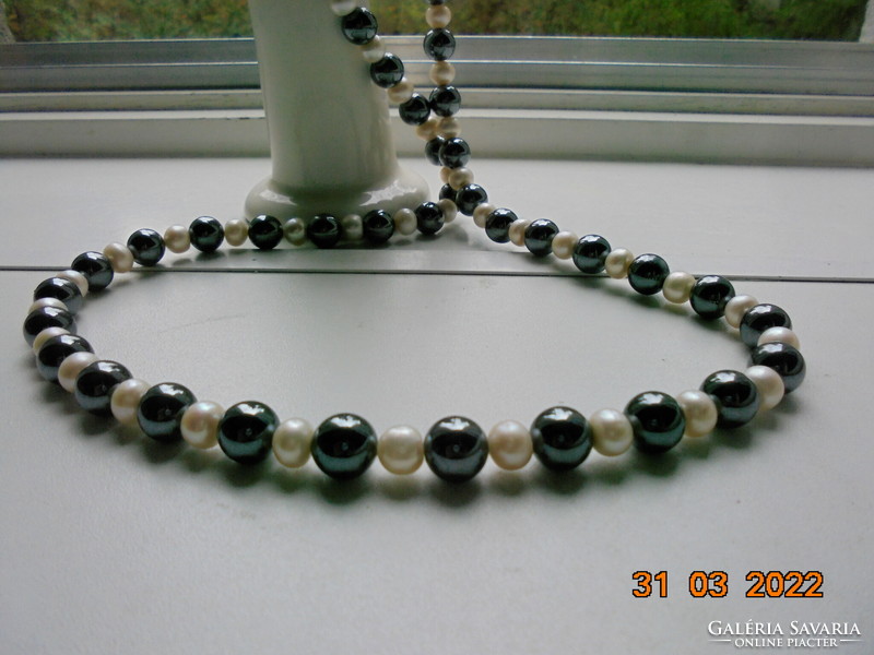 Long heavy necklace of 43 greyish black shiny mineral pearls and 43 real pearls