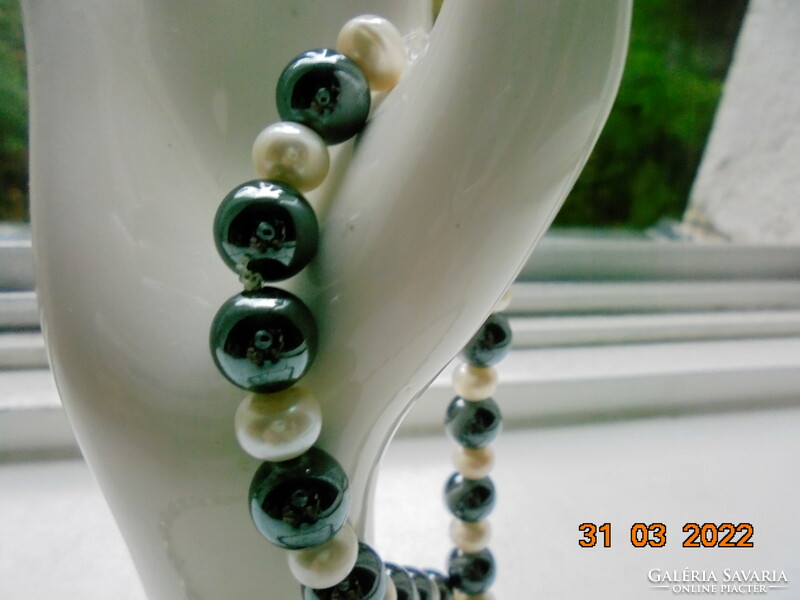 Long heavy necklace of 43 greyish black shiny mineral pearls and 43 real pearls