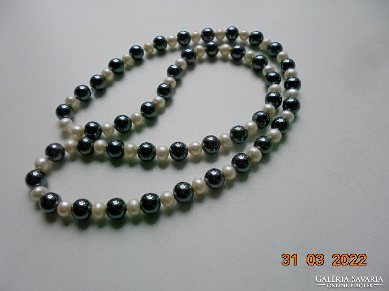 Long heavy necklace of 43 greyish black shiny mineral pearls and 43 real pearls