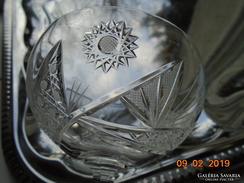 Részletgazdag csiszolatokkal talpas kristály pohár