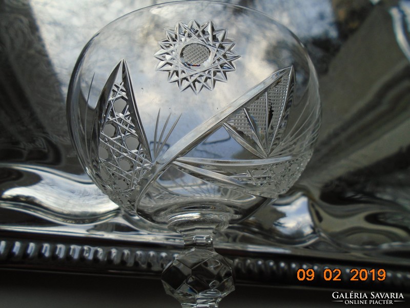Részletgazdag csiszolatokkal talpas kristály pohár