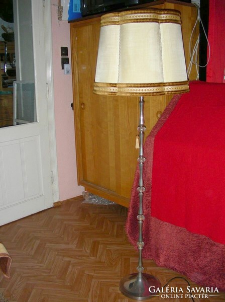 Showy retro floor lamp with an art deco touch