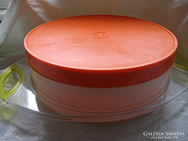 A huge retro cake and sandwich box with a lid
