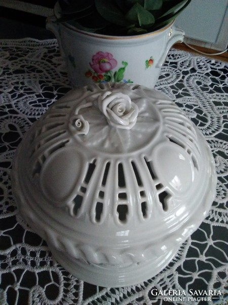 White Herend porcelain biscuit holder with a rare openwork pattern!