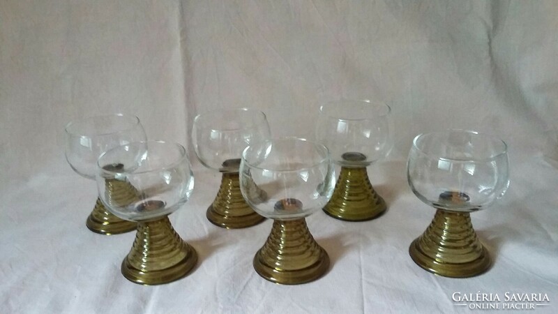 6 1/8 l glass glasses with green rings on a wooden tray