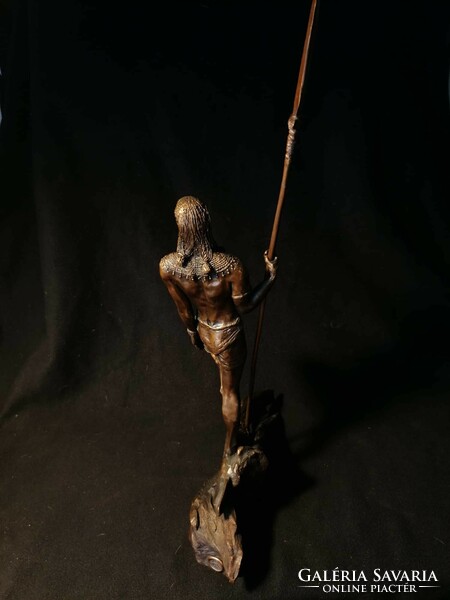 Maszáj oroszlánölő vadász bronz szobor