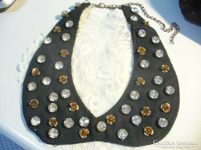 Collar decorated with polished stones