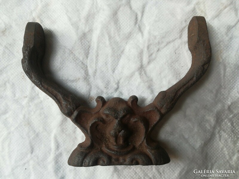 Iron handle in the shape of a devil's head