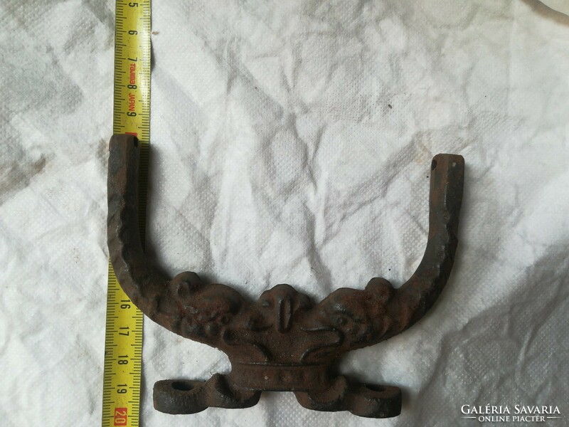 Fish-shaped iron handle