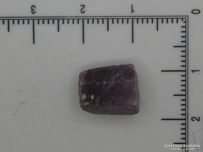 Natural, raw Guinea ruby mineral. As a collector's item or jewelry base material. 3.1 grams.
