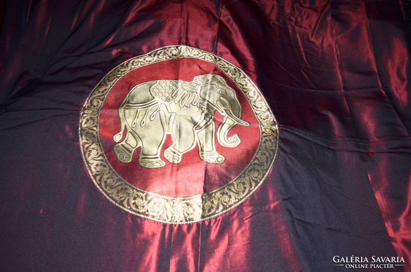 Large elephant bedspread with pattern woven in its material (dbz iv)