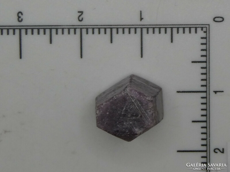 Natural, raw Guinea ruby mineral. As a collector's item or jewelry base material. 3.1 grams.