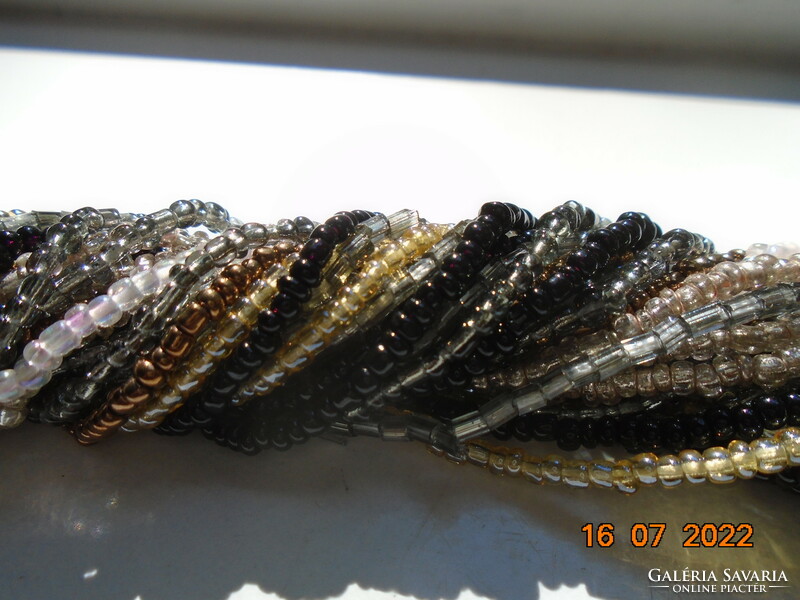 30 soros apró több színű gyöngyből fűzött látványos nyakék aranyozott zárral