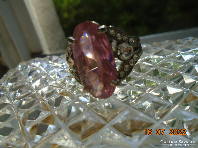 Csiszolt fazettált rózsaszín köves karmos ezüstözött gyűrű