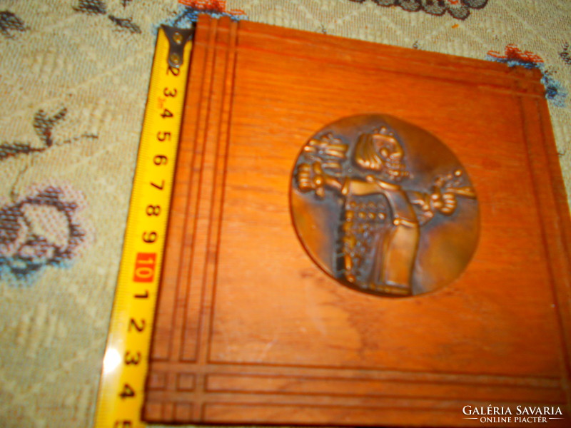 Balatoni Klára bronz plakett keményfa alapon- falra akasztható