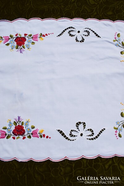 Embroidered table runner, centerpiece + napkin, floral and hole embroidery pattern 115 x 46 cm, 35.5 x 34 cm