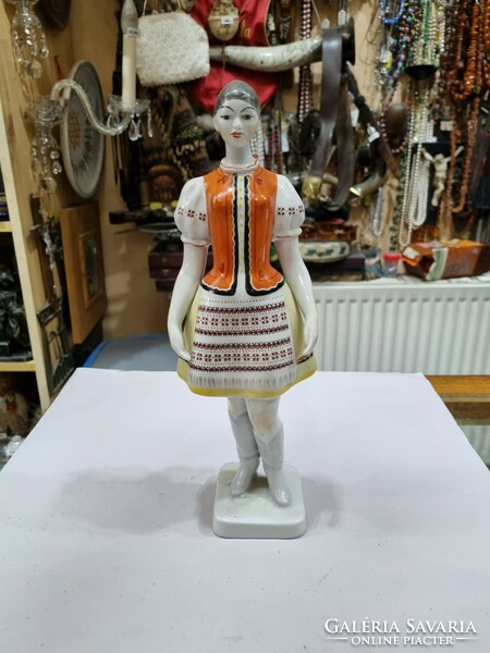 Hollóházi porcelán figura