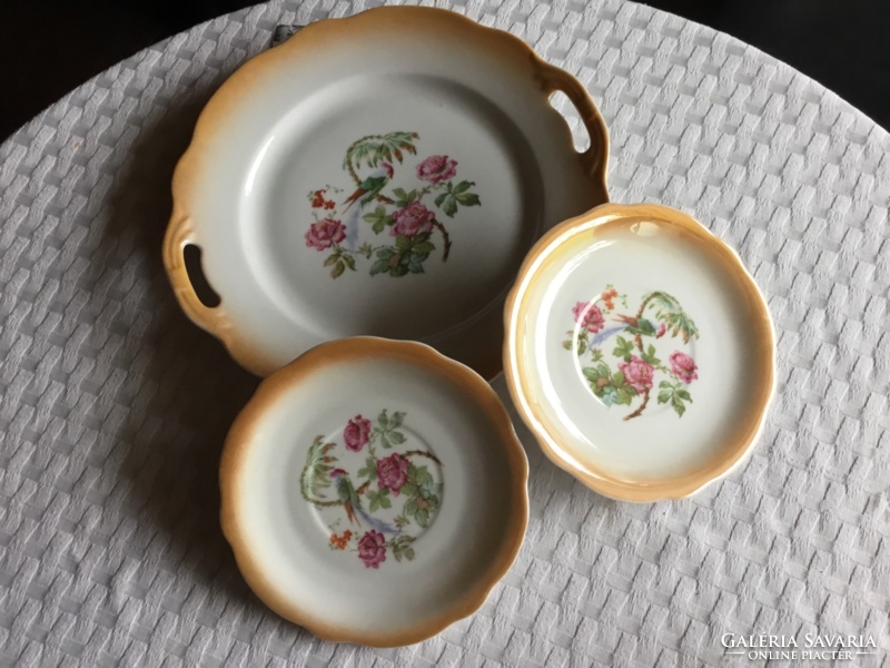 Antique, shield-sealed, luster-glazed cake for 2 people