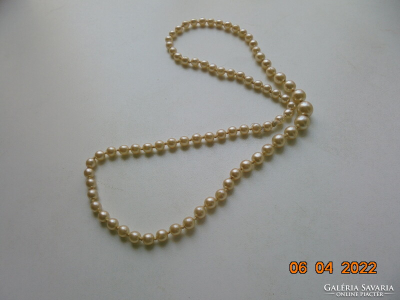 Necklaces made of older tekla beads