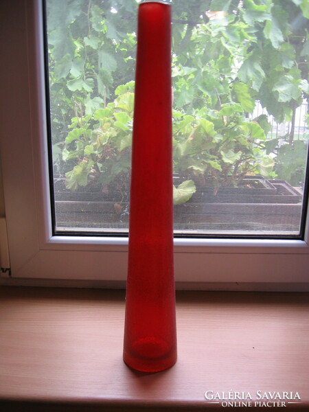 Nagy, piros, érdes felszínű művészi üveg váza