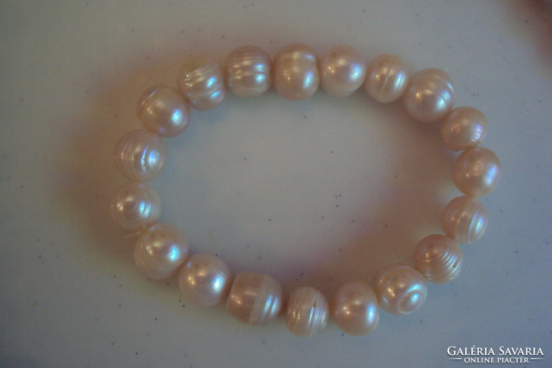 Exclusive brand new freshwater cultured pearl set, strung with giant eyes.