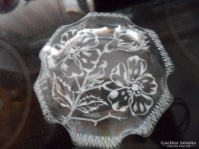 Wild rose glass bowl with a lace pattern
