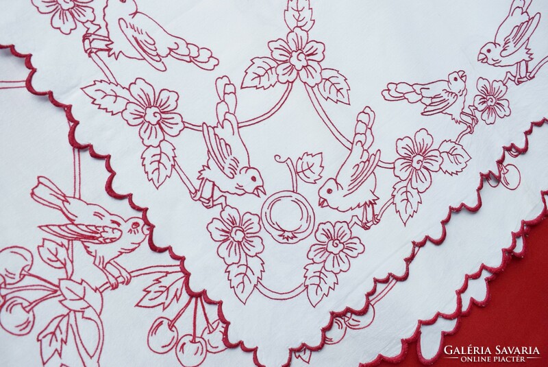 Hímzett piros fehér népi kézimunka asztal terítő asztalközép madár , mályva virág mintával 108x81cm