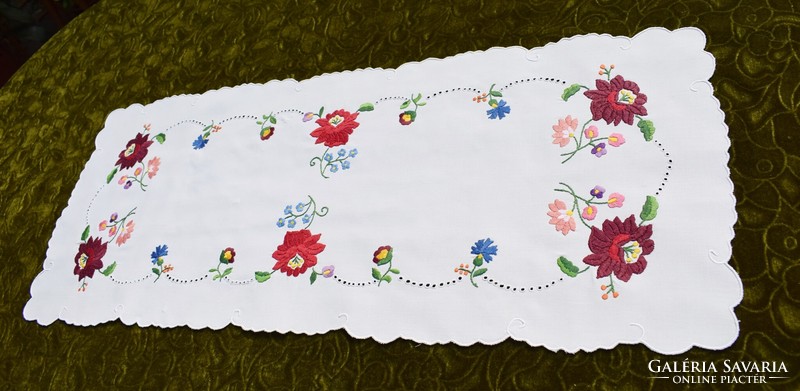 Kalocsai runner tablecloth, centerpiece, embroidered pattern 82.5 x 34 cm