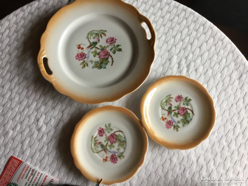 Antique, shield-sealed, luster-glazed cake for 2 people