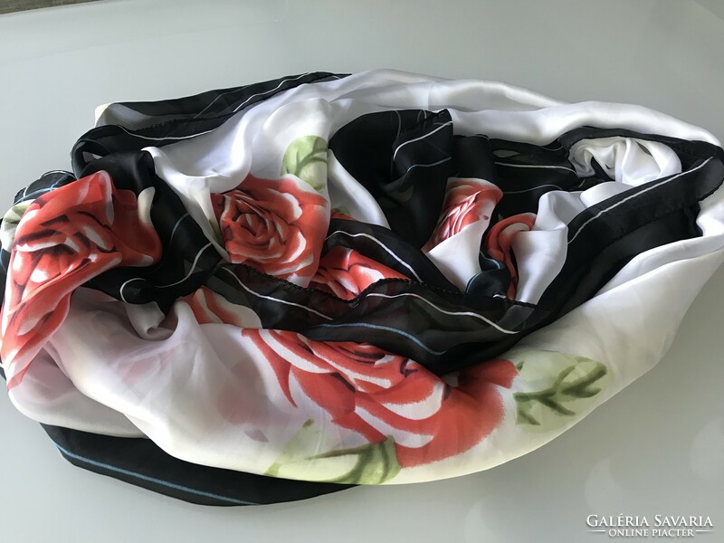 Hatalmas selyem és viszkóz keverék stóla gyönyörű rózsákkal, 180 x 92 cm